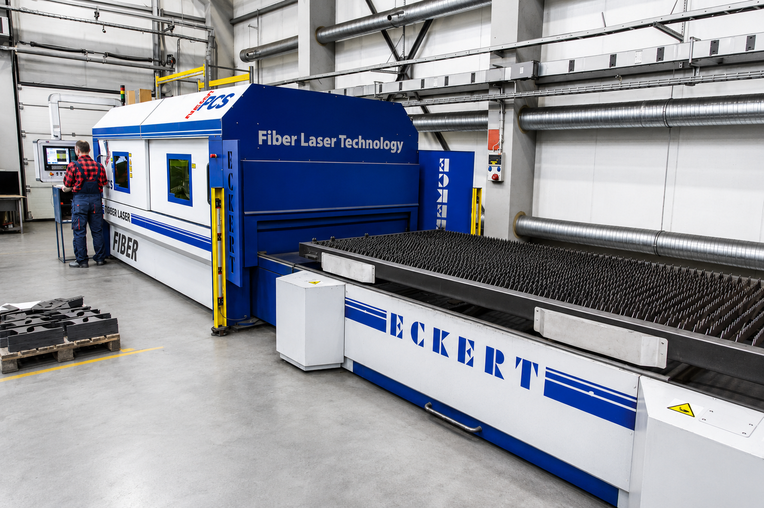 Operator przy laserze fiber do cięcia blach