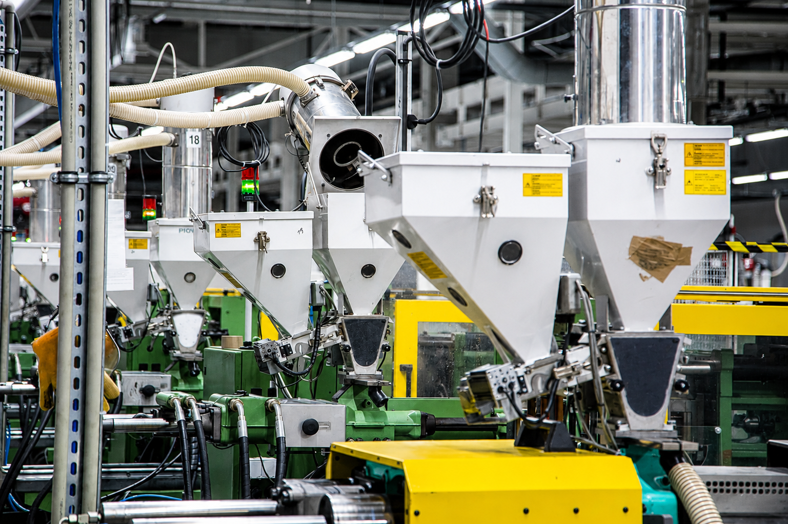 Hala wtryskowni - rzędy wtryskarek w zakładzie KATISO